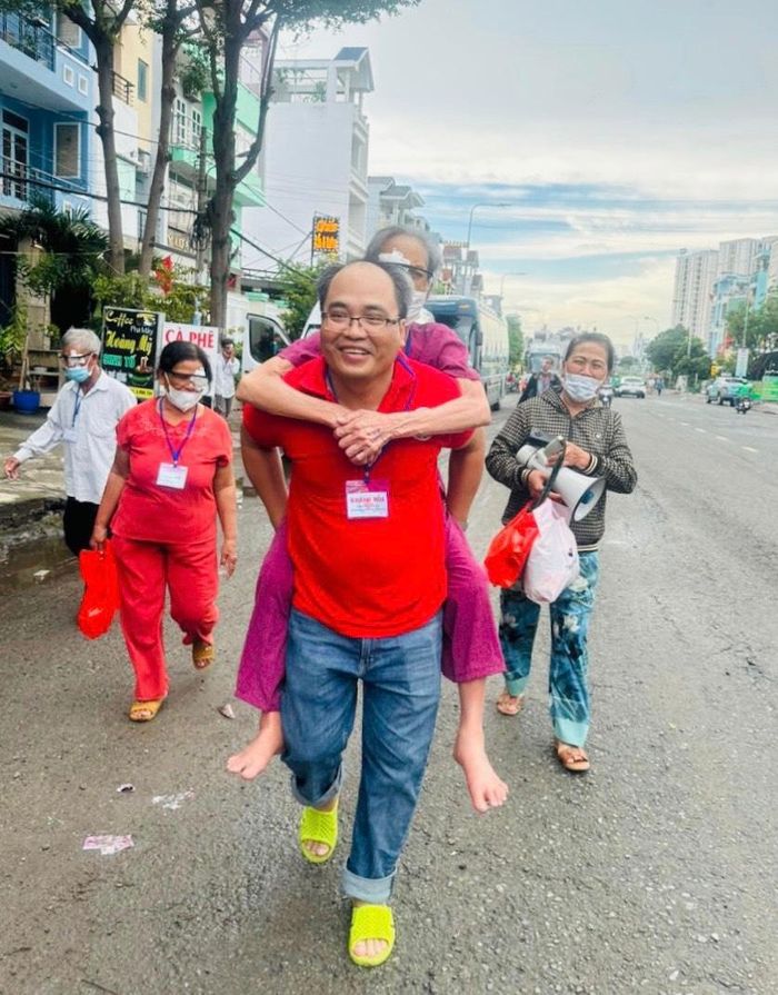 Lãnh đạo Hội Chữ thập đỏ thị xã Ninh Hòa đưa người già, neo đơn đã mổ xong mắt ở TP. Hồ Chí Minh ra xe về lại Khánh Hòa.