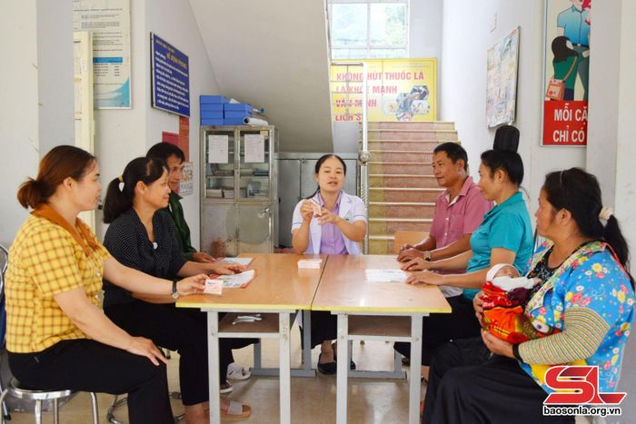 Cán bộ Trạm Y tế xã Nà Nghịu, huyện Sông Mã tuyên truyền cho nhân dân về công tác dân số - KHHGĐ.