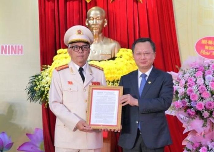 Chủ tịch UBND tỉnh Quảng Ninh Cao Tường Huy trao Quyết định thành lập Hội Cựu CAND tỉnh Quảng Ninh tại Đại hội.