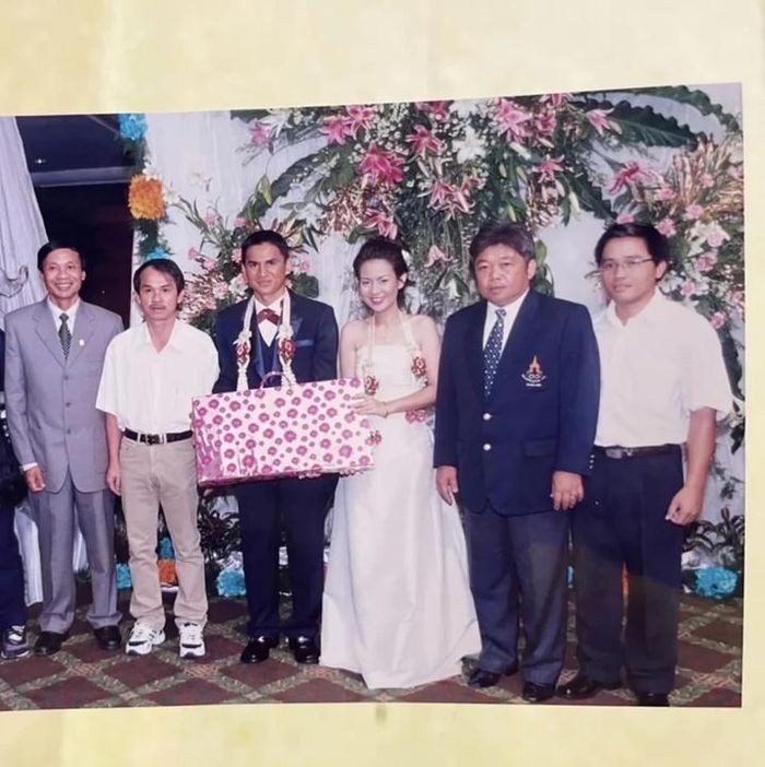 HLV Kiatisak kỷ niệm ngày cưới với sự góp mặt của bầu Đức. Ảnh: FB HLV Kiatisak