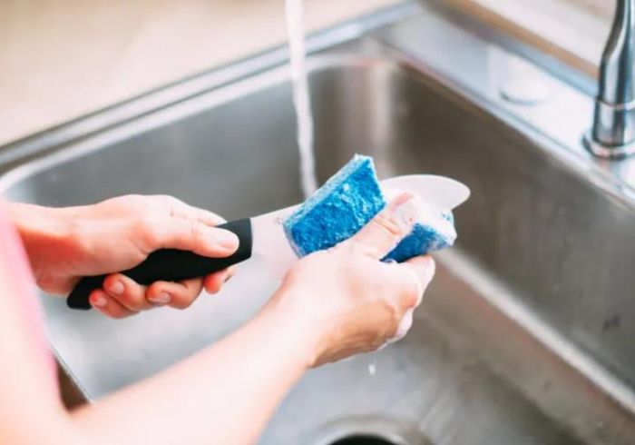 Cần tránh một số sai lầm khi vệ sinh dao trong nhà bếp. (Ảnh: Pinterest)