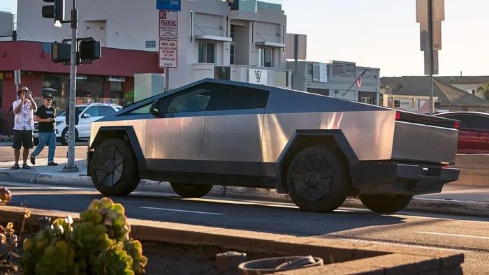  Tesla Cybertruck đã chính thức có bản thương mại từ tháng 12/2023 và số ít những mẫu xe đầu tiên đã đến tay khách hàng. Giá bán của Tesla Cybertruck dao động từ 60.990 USD đến cao nhất 99.990 USD ở bản Cyberbeast. Trong khi đó, cả thông số động cơ lẫn giá bán và thời điểm đặt hàng của VinFast VF Wild vẫn chưa được tiết lộ. 