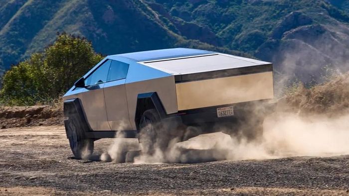  Theo Elon Musk, Cybertruck sở hữu phần thân vỏ bằng thép không gỉ và không sơn màu, mang tính chất như "bộ xương bên ngoài" giúp mẫu bán tải điện có độ cứng xoắn cao hơn cả siêu xe McLaren P1 và chống được đạn. 