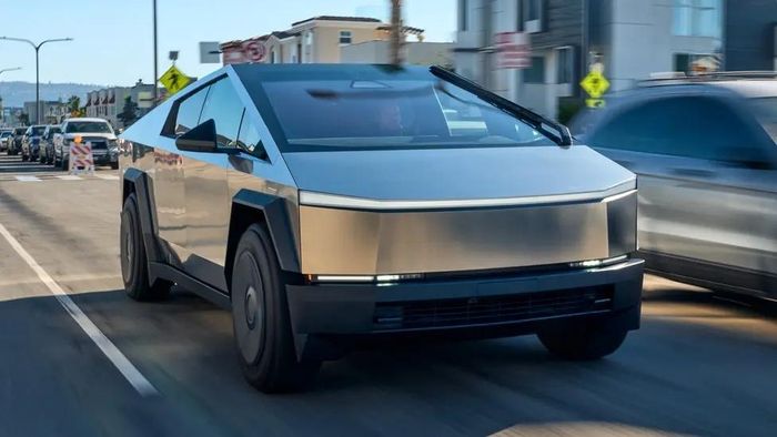 Thiết kế ấn tượng là một trong những điểm tương đồng của VF Wild với Tesla Cybertruck. Trên mẫu bán tải điện của Tesla, thiết kế góc cạnh mang tính tương lai được xem là điểm nhấn khiến mẫu Cybertruck nhìn hầm hố và cứng cáp hơn, đồng thời nổi bật và khác biệt giữa thị trường xe bán tải. 