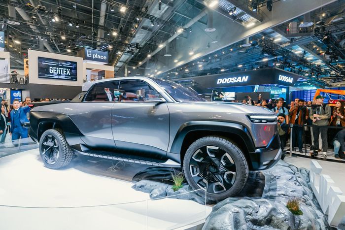  Cả VF Wild và Tesla Cybertruck đều là mẫu bán tải điện đầu tiên của từng thương hiệu. Trước Cybertruck, Tesla đã có Model 3, Model Y, Model S và Model X, trong khi VinFast sở hữu dải sản phẩm tương đối đa dạng hơn với những VF e34, VF 5 Plus, VF 6, VF 7, VF 8, VF 9 cùng mẫu xe điện mini VF 3. 