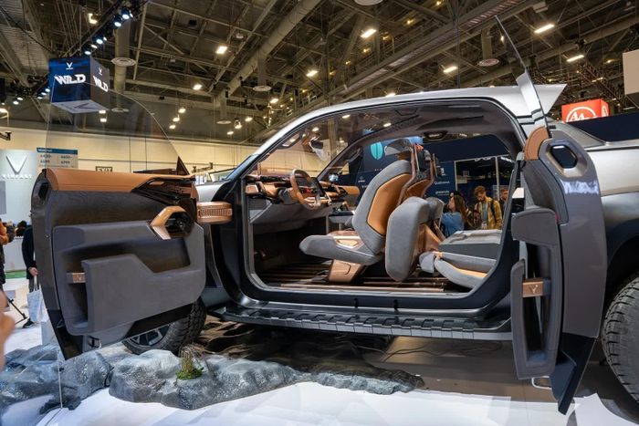  Một điểm nhấn nổi bật của VF Wild so với Tesla Cybertruck nói riêng và toàn phân khúc bán tải nói chung là cửa xe mở dạng ngược, thiết kế tương tự với các dòng xe Rolls-Royce. Thậm chí, VF Wild còn khác biệt hơn khi thiếu vắng hoàn toàn cột B, khiến không gian bên trong xe thoáng đãng hơn mỗi khi 4 cánh cửa được mở. 
