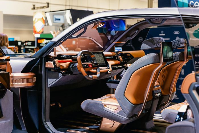  Trong khi đó, VinFast VF Wild xuất hiện tại CES 2024 vẫn sở hữu gương chiếu hậu dạng camera kết hợp với các màn hình ở bảng điều khiển giúp tài xế quan sát được hình ảnh phía sau xe. Tuy nhiên, tương tự trường hợp của Tesla Cybertruck hay mới đây nhất là Mitsubishi Xforce, tính năng này nhiều khả năng sẽ không xuất hiện trên bản thương mại của VF Wild trong tương lai. 