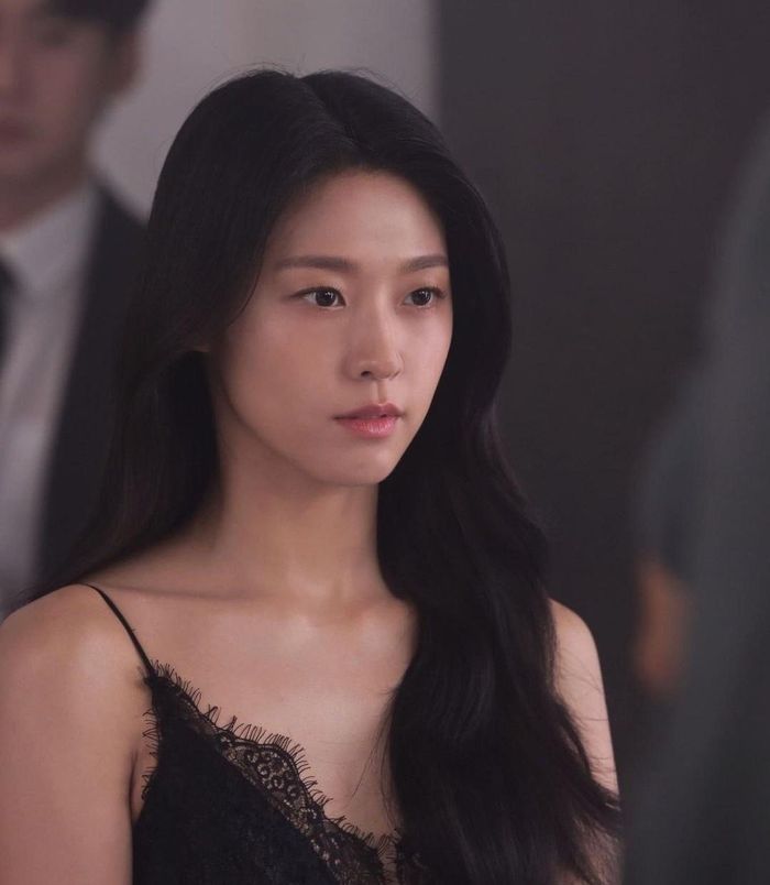 Seolhyun (1995) được biết đến với tư cách thành viên nhóm nhạc AOA. Nữ ca sĩ sở hữu gương mặt đẹp, vóc dáng ấn tượng. Seolhyun từng tiết lộ nặng tới 60 kg vào thời điểm ra mắt. Để trở thành thần tượng, cô phải lên kế hoạch giảm cân và quản lý vóc dáng nghiêm ngặt. Vẻ ngoài gợi cảm giúp Seolhyun nhận không ít hợp đồng quảng cáo. Ảnh: Nate.