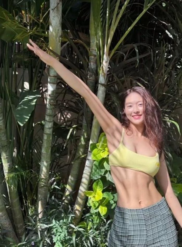 Đây không phải lần đầu vóc dáng của Seolhyun gây chú ý. Vào tháng 6/2023, cơ bụng số 11 của nữ thần tượng gây bão mạng xã hội. Đầu năm 2023, trong buổi phỏng vấn với Harper's Bazaar Hàn Quốc, cô tiết lộ bí quyết giữ dáng. Seolhyun có thói quen đạp xe để giảm cân. "Bài tập này được biết tới với tên gọi 'nấc thang lên thiên đường' nhưng đối với tôi, nó là 'nấc thang xuống địa ngục'. Tim tôi như muốn vỡ tung và cơ thể dính đầy mồ hôi sau khi đạp xe", nữ thần tượng chia sẻ. Ảnh: s2seolhyuns2.