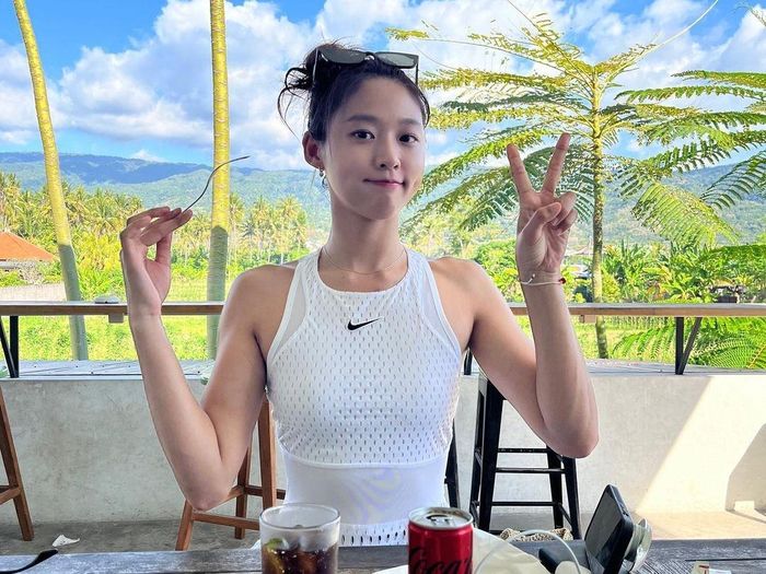 Ngoài ra, Seolhyun đã tập luyện với huấn luyện viên cá nhân được 5 năm. Cô duy trì việc đến phòng gym một cách đều đặn, trừ những ngày vướng lịch quay phim. Ngoài ra, trước những buổi ghi hình, nữ thần tượng chỉ ăn khoai lang, ức gà và trứng để có thân hình cân đối. Ảnh: Nate. 