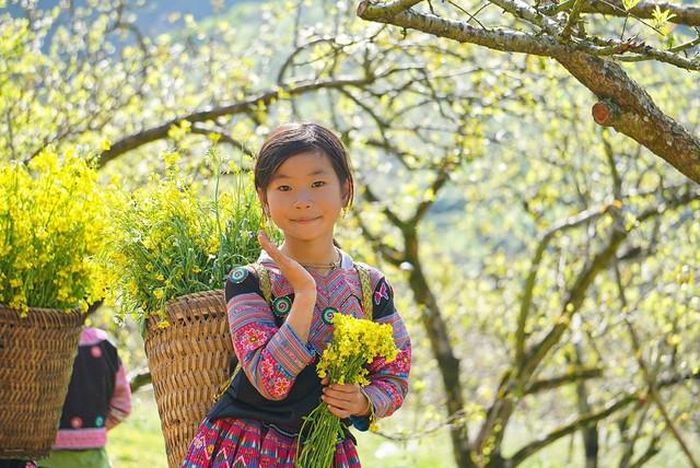 Sự hồn nhiên của các em nhỏ nơi đây tạo nên nét đặc trưng ấn tượng với du khách khi đến với thung lũng mận Nà Ka. Ảnh: Khánh Hòa – TTXVN