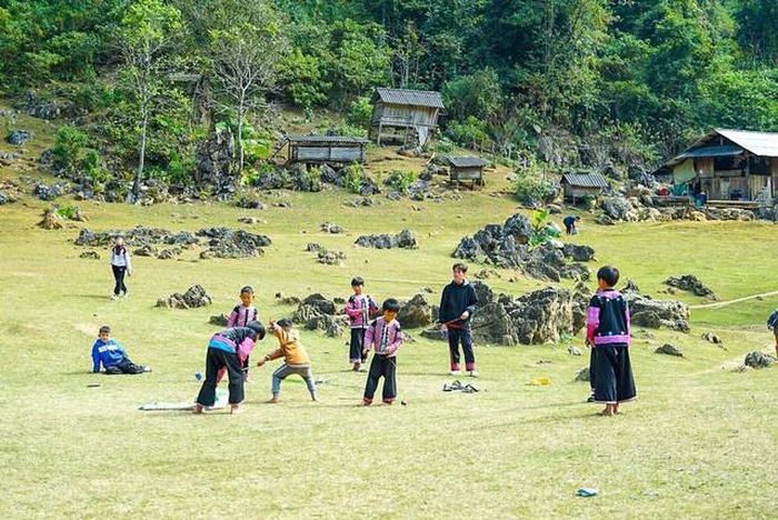 Hang Táu Mộc Châu (làng nguyên thủy) có khoảng 20 hộ đồng bào dân tộc Mông sinh sống