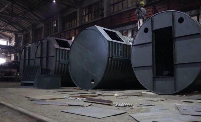 Ukraine đang sản xuất hàng loạt các hầm trú ẩn kiên cố dạng ống thép khổng lồ hình trụ