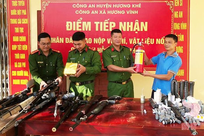 Sau ngày đầu triển khai, lực lượng công an đã trao 15 bình chữa cháy cho người dân.