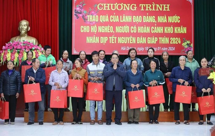  Thủ tướng Phạm Minh Chính tặng quà cho hộ nghèo, người có hoàn cảnh khó khăn thành phố Chí Linh. (Ảnh: Dương Giang/TTXVN) 