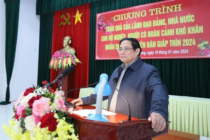  Thủ tướng Phạm Minh Chính chúc Tết người có hoàn cảnh khó khăn thành phố Chí Linh. (Ảnh: Dương Giang/TTXVN) 