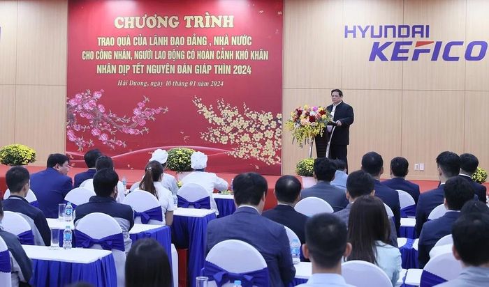 Thủ tướng Phạm Minh Chính chúc Tết công nhân, người lao động có hoàn cảnh khó khăn. (Ảnh: Dương Giang/TTXVN) 