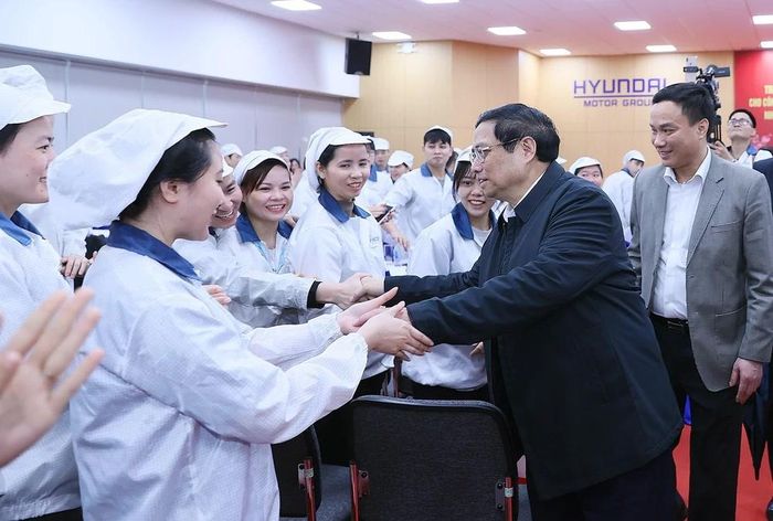  Thủ tướng Phạm Minh Chính chúc Tết công nhân, người lao động có hoàn cảnh khó khăn. (Ảnh: Dương Giang/TTXVN) 