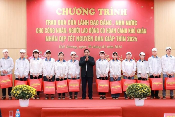  Thủ tướng Phạm Minh Chính tặng quà cho công nhân, người lao động có hoàn cảnh khó khăn. (Ảnh: Dương Giang/TTXVN) 