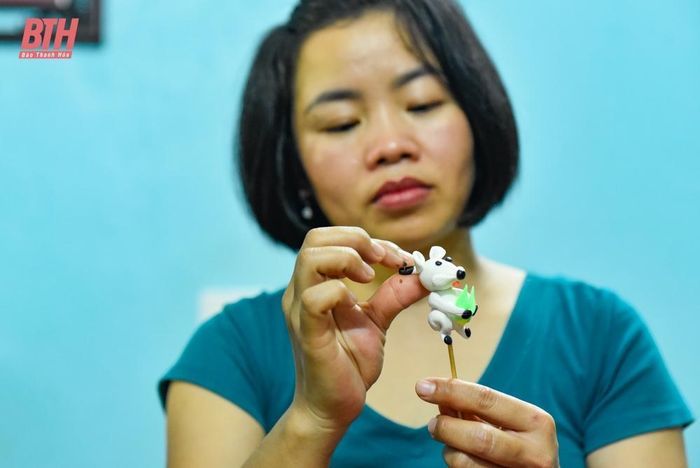 Tuy nhiên, quá trình nặn tò he đòi hỏi những nghệ nhân phải khéo tay, ước lượng được phần bột nặn chính xác cho từng chi tiết, sao cho tác phẩm có hồn.
