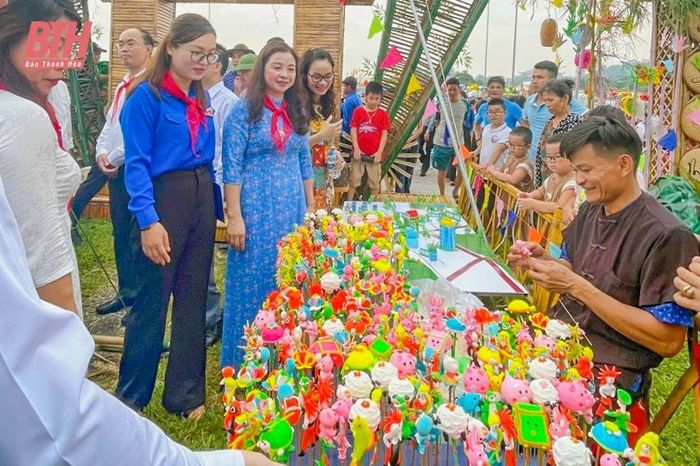 Nhiều năm nay, đi qua các cổng trường học, các khu chợ hay ở các lễ hội của xứ Thanh, chúng ta có thể bắt gặp hình ảnh quen thuộc của hai người làm tò he. Đó là vợ chồng anh Đậu Bá Thắng (SN 1983) và chị Lê Thị Chiên (SN 1986) ở xã Vạn Thắng, huyện Nông Cống.