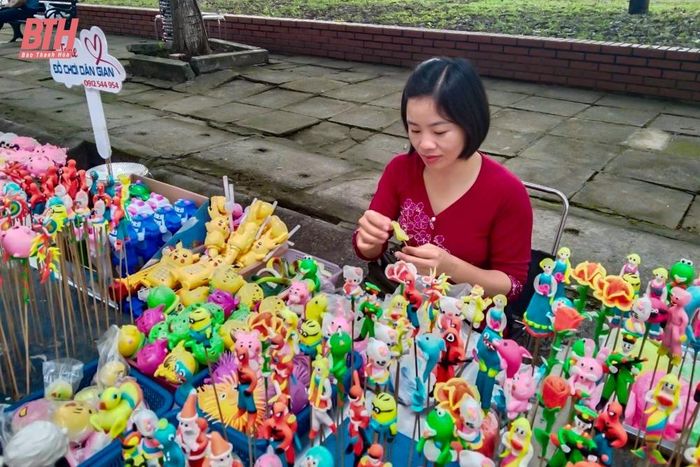 Gian hàng tò he không tốn nhiều diện tích. Một góc nhỏ khiêm nhường bên đường phố hay các khu vui chơi cũng là nơi họ kể những câu chuyện, thổi hồn vào các hình tượng, nhân vật bằng đôi bàn tay khéo léo.