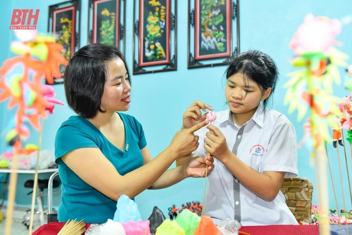 Nói về dự định tương lại, vợ chồng chị Chiên cho biết sẽ xây dựng tò he thành sản phẩm OCOP . Mặc dù công việc vất vả, phải di chuyển ở nhiều nơi nhưng nhiều năm qua, chị Chiên vẫn miệt mài, đam mê và cũng đang truyền nghề tò he lại cho các con của mình.