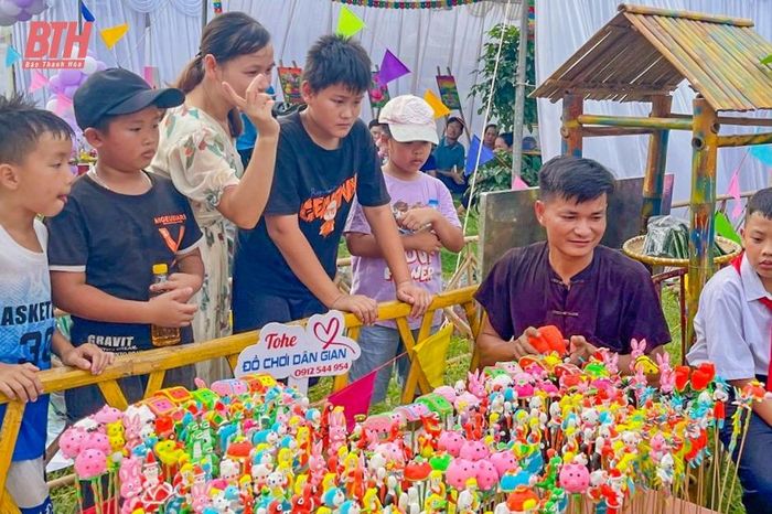 Chị Chiên cho biết, không chỉ riêng trong tỉnh mà vợ chồng chị mang gánh hàng đi khắp miền đất nước. Mỗi nơi vợ chồng chị chọn các điểm vui chơi, trường học, công viên, những nơi có nhiều khách du lịch để quảng bá, giới thiệu và bày bán sản phẩm.