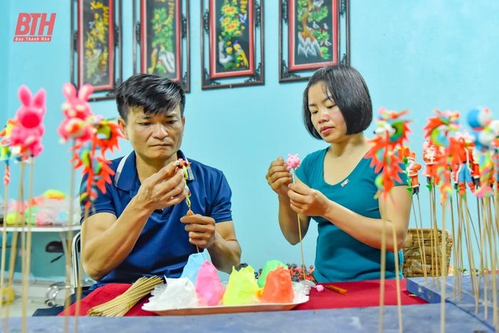 Vốn sinh ra ở làng nghề làm tò he Xuân La (Phú Xuyên, Hà Nội), ngay từ nhỏ chị Chiên đã được bố truyền dạy cách làm tò he. Khi lấy chồng về Thanh Hóa chị đã mang theo nghề về để hai vợ chồng làm kế sinh nhai.