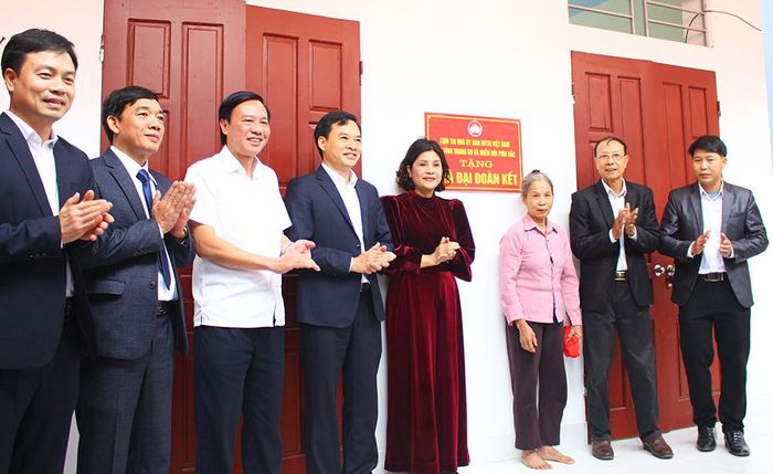 Các đại biểu trao nhà đại đoàn kết cho bà Vũ Thị Ngoạn.
