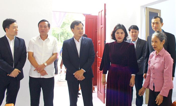 Lãnh đạo Ủy ban MTTQ tỉnh và lãnh đạo huyện Thanh Thủy thăm ngôi nhà mới của bà Vũ Thị Ngoạn.