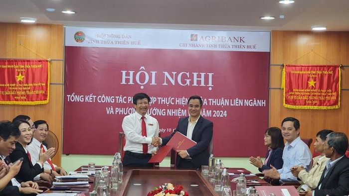 Lãnh đạo Agribank chi nhánh Thừa Thiên Huế và Hội Nông dân tỉnh ký kết phát động thi đua