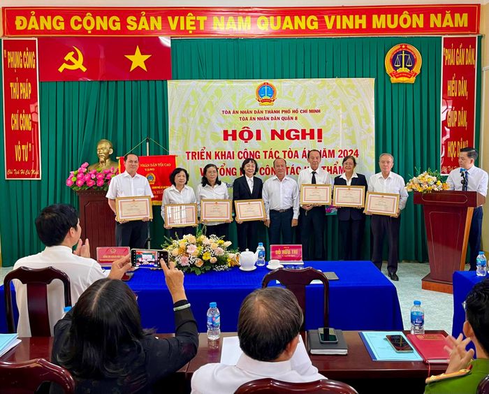 Ông Đỗ Hữu Trí, Phó Bí thư Quận ủy Quận 8 trao tặng Bằng khen của Chánh án TANDTC cho các Hội thẩm nhân dân có thành tích xuất sắc trong năm 2023.