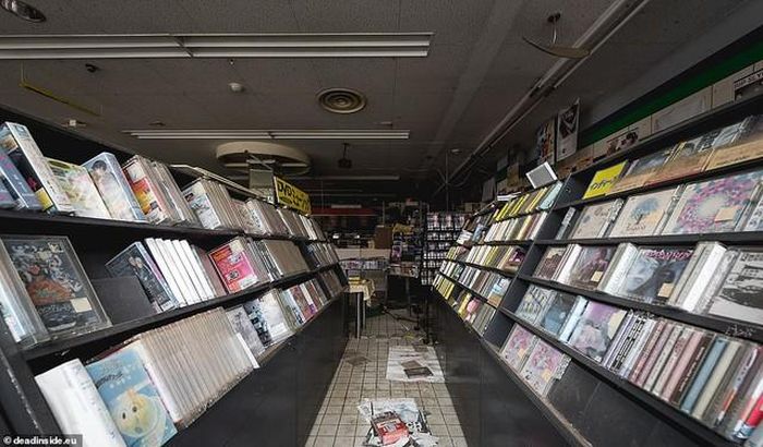 Đĩa CD, DVD vẫn nằm ngăn nắp trên kệ