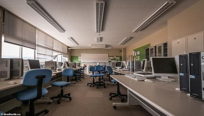 Phòng học máy tính bị bỏ hoang ở trường trung học cũ.