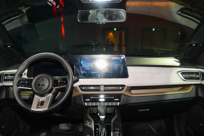  Khoang lái Mitsubishi Xforce được làm theo hướng hiện đại nhưng không quá rối mắt. Hãng xe Nhật Bản chỉ giữ lại các phím cơ điều chỉnh hệ thống điều hòa, các phím điều chỉnh màn hình giải trí đều chuyển sang dạng cảm ứng. 