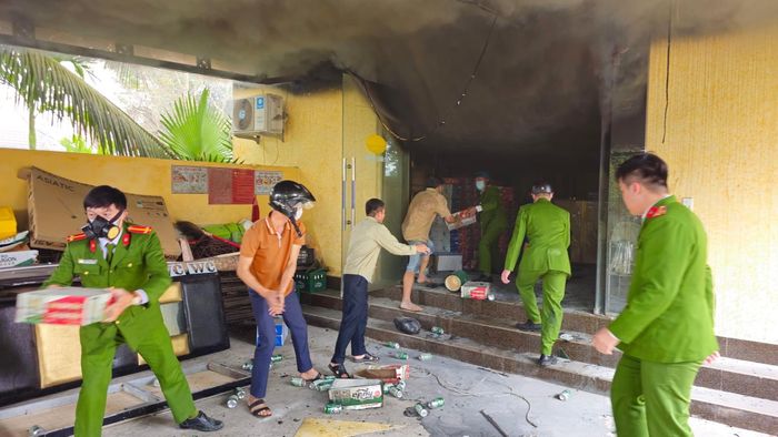  Người dân, công an giúp sơ tán tài sản 