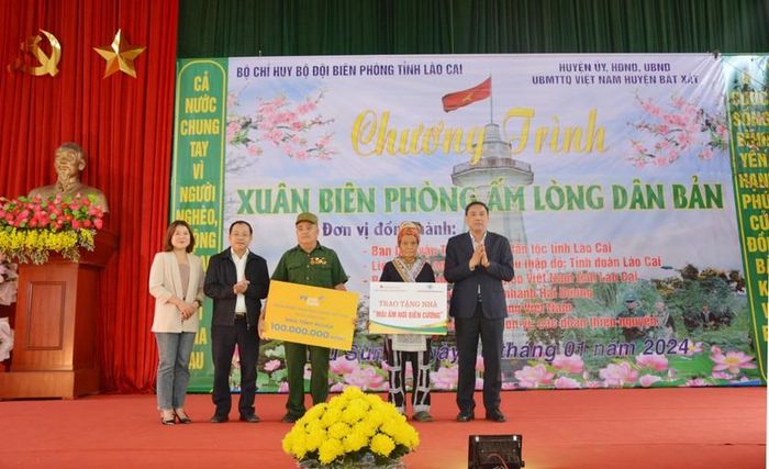 Trao tặng “Mái ấm biên cương” cho gia đình cựu chiến binh, hộ có hoàn cảnh khó khăn tại chương trình.