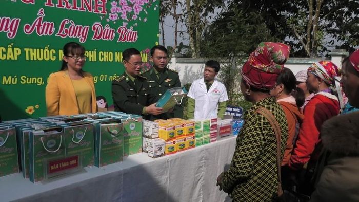 Bà Giàng Thị Dung, Phó Chủ tịch UBND tỉnh Lào Cai và Đại tá Trần Quang Tùng Chính ủy BĐBP tỉnh tham gia tặng thuốc cho nhân dân.