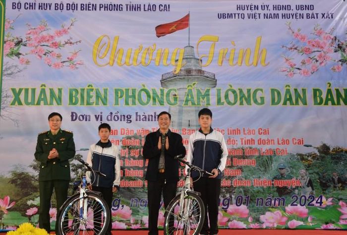 Ông Nguyễn Trung Triều Bí Thư huyện Bát Xát và Đại tá Nguyễn Văn Tuấn Phó Chính ủy BĐBP tỉnh Lào Cai tặng xe đạp cho con nuôi đồn Biên phòng.