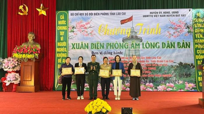 Đại tá Trần Quang Tùng Chính ủy BĐBP tỉnh Lào Cai tặng giấy khen cho các đơn vị đã có nhiều đóng góp cho chương trình Xuân biên phòng ấm lòng dân bản.