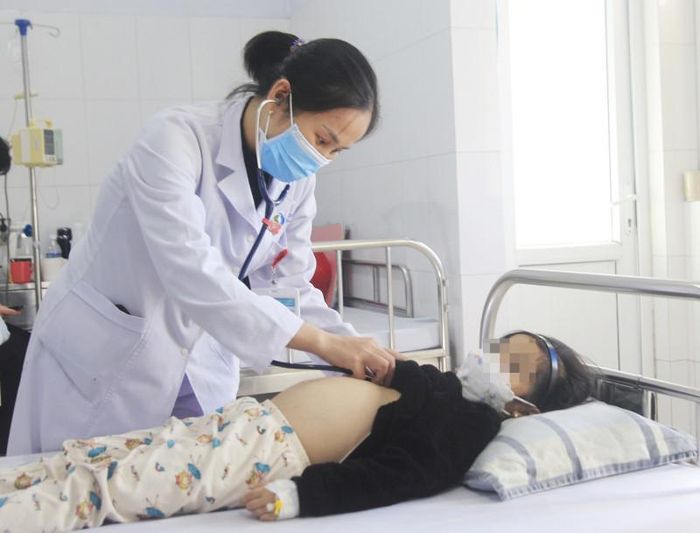 Trẻ có dấu hiệu thận hư nặng đã được điều trị kịp thời. Ảnh: BVCC.