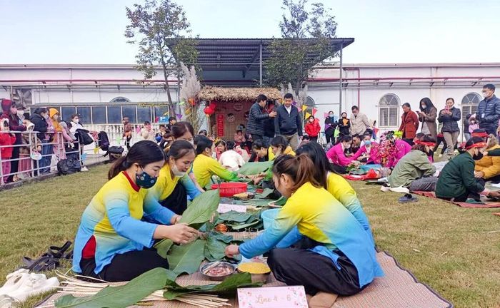  Chương trình "Tết sum vầy" được tổ chức sớm tại một doanh nghiệp FDI trên địa bàn huyện Diễn Châu. Ảnh: Minh Quân 