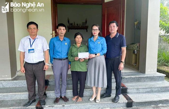  Công đoàn Khu Kinh tế Đông Nam trao quà cho công nhân có hoàn cảnh khó khăn. Ảnh: Hoàng Yến. 