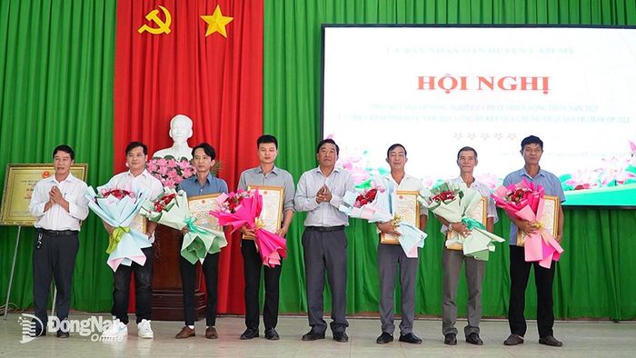 Phó chủ tịch UBND huyện Cẩm Mỹ Lê Văn Tưởng trao giấy chứng nhận kết quả đánh giá, phân hạng cho 6 sản phẩm OCOP