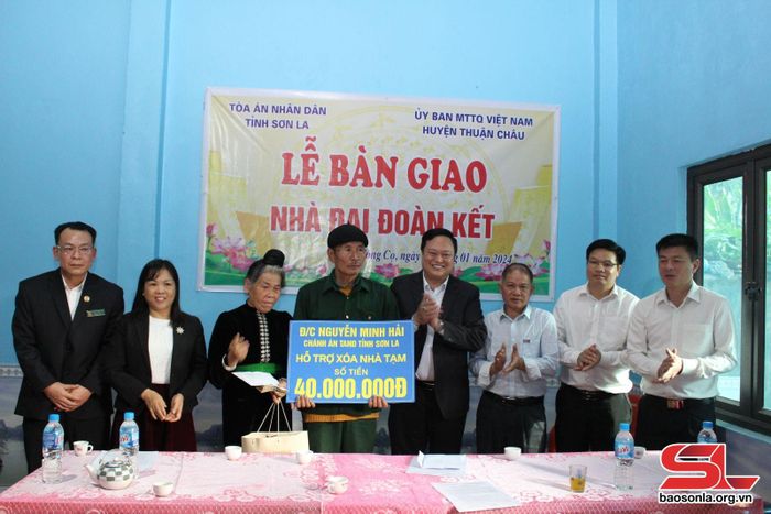 Đại diện các đơn vị trao hỗ trợ cho gia đình ông Lò Văn Diêu. 