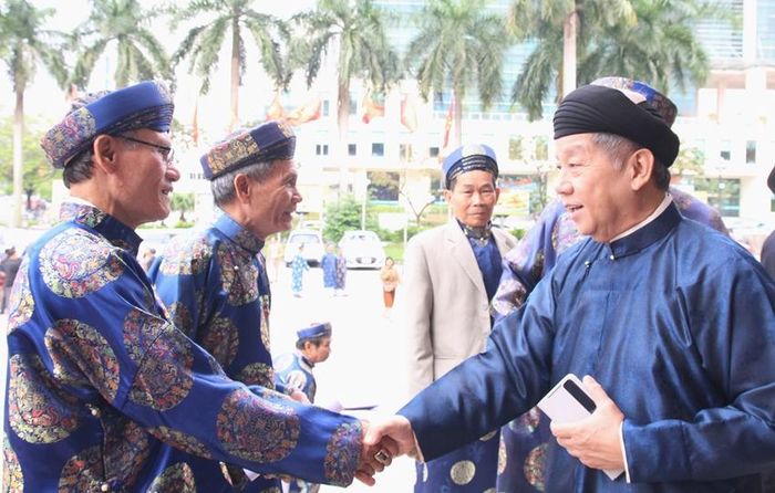 Phó Bí thư Thường trực Tỉnh ủy Phan Ngọc Thọ trò chuyện với các trưởng làng, trưởng thôn, trưởng bản