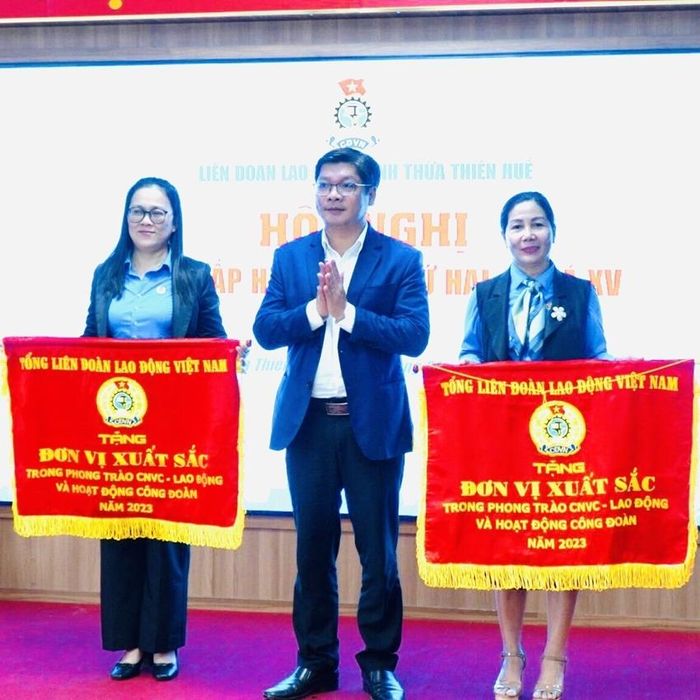 Tuyên dương các đơn vị có thành tích xuất sắc trong hoạt động công đoàn
