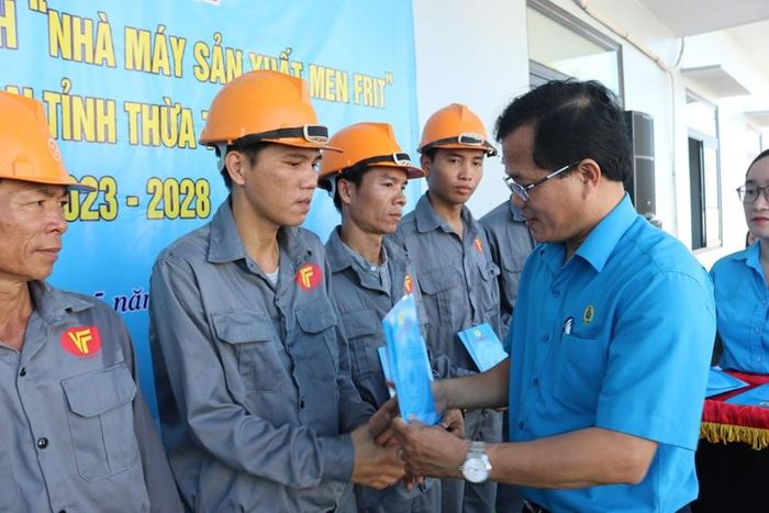 Liên đoàn Lao động tỉnh tặng quà chăm lo đoàn viên, người lao động