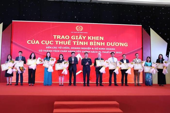 Tổng cục trưởng Mai Xuân Thành và Phó chủ tịch thường trực UBND tỉnh Bình Dương Mai Hùng Dũng trao Bằng khen của Chủ tịch tỉnh Bình Dương cho các doanh nghiệp tiêu biểu. (Ảnh: Bùi Dương)